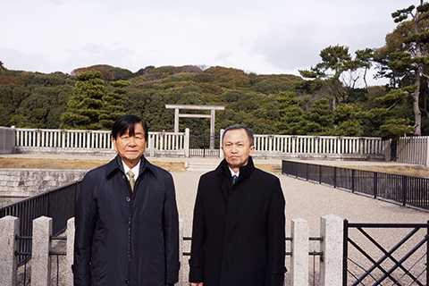 仁徳天皇陵を参拝した池太郎呉地方総監（右）と加藤均会長