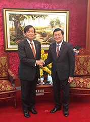 特別会談を行ったサン前国家主席（右）と加藤均理事長