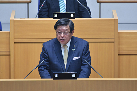 ３月６日、本会議で出馬表明を行なった竹山市長