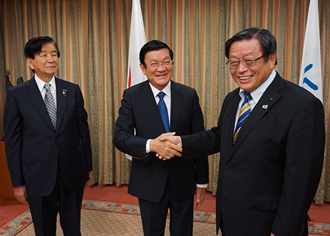 堺を訪問したサン前国家主席（中央）と竹山市長（右）、加藤理事長（左）