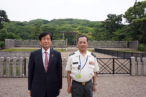 仁徳天皇陵を参拝した梅田将本部長（右）と加藤均会長