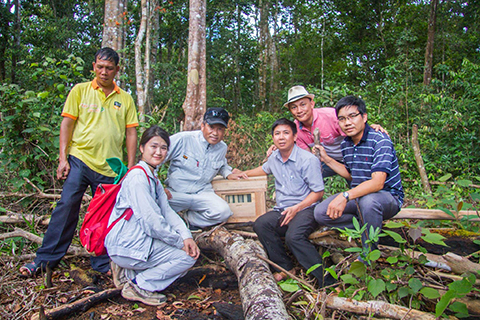 ベトナムで少数民族の方々と日本式の養蜂にチャレンジ