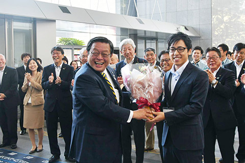 職員や市民に迎えられ3期目初登庁の竹山市長（中央左）