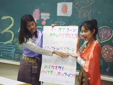 タイの文化や言葉を通じて小学生と交流（堺市立浜寺小学校で）