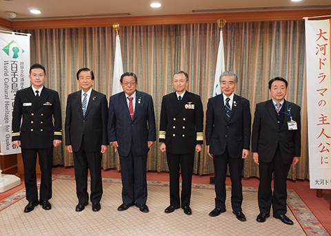 竹山市長を表敬訪問した池総監（右から３人目）