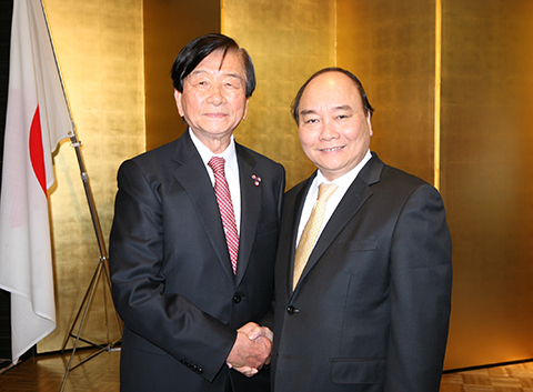 ベトナム グエン・スアン・フック首相（右）と特別会談を行った加藤均理事長（左）