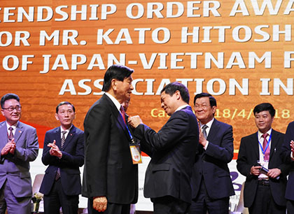 ソン外務副大臣から「友好勲章」を受ける加藤均理事長（左）
