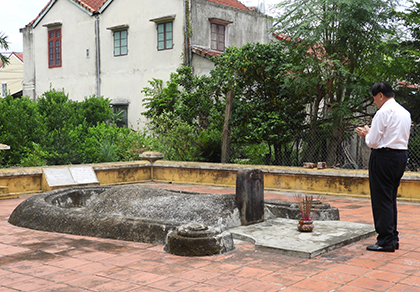 日越堺友好協会 加藤均理事長はベトナム人に守り続けられている具足家の墓を参った