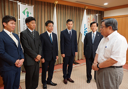 竹山市長（右）を表敬したアイン国防武官（右から３人目）