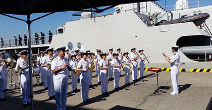 歓迎式典では海上自衛隊呉音楽隊の演奏が花を添えた