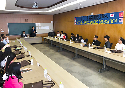 民間大使は羽衣国際大学を訪問し大学生と意見交換を行った