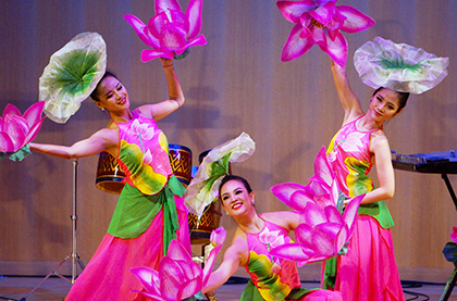 舞踊や民謡を通してベトナムの伝統文化が紹介された
