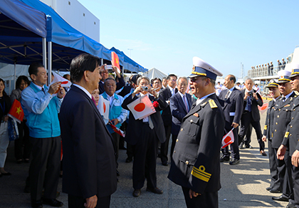 昨年10月、ベトナム人民海軍艦艇が堺に入港。「平和の絆」が強化された。レ・ホン・チュン ベトナム海軍部隊司令海軍上級大佐（右）と加藤均会長（左）