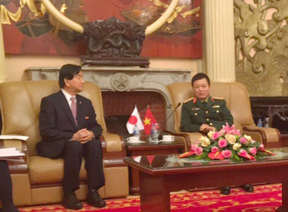 加藤均理事長（左）はベトナム国防省で対外局長ヴ・チェン・タン中将（右）と合同演奏について具体的な打合せを行った（１月23日、ダナン市で）