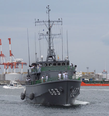 大阪港に入港する掃海艇「つのしま」