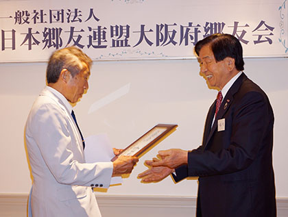 会員表彰で牧野晴行氏（左）に加藤均会長（右）から表彰状が贈られた