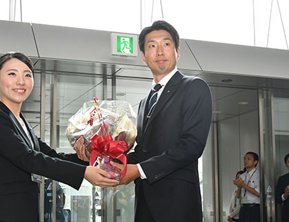 初登庁し、花束を受け取る永藤英機市長（右）