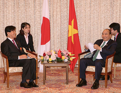 会談を行うグエン・スアン・フック首相（右）と加藤均理事長