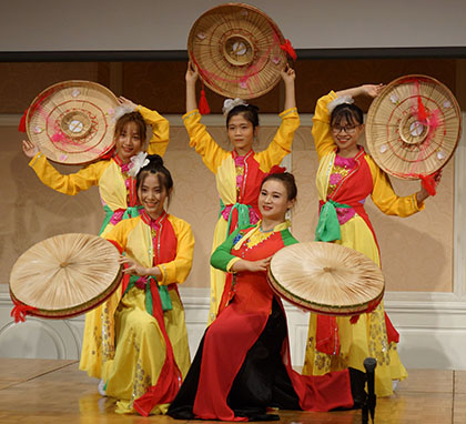 ベトナムの伝統舞踊が披露された