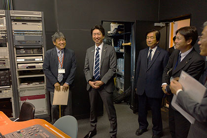 本格的な番組制作が可能なマルチメディアスタジオを視察する永藤市長（左から２人目）