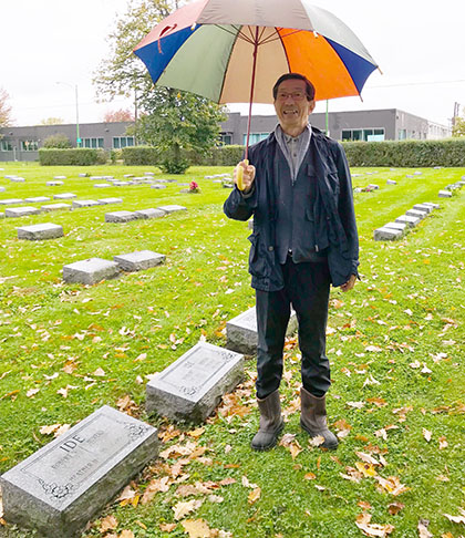 雨の日本人墓地