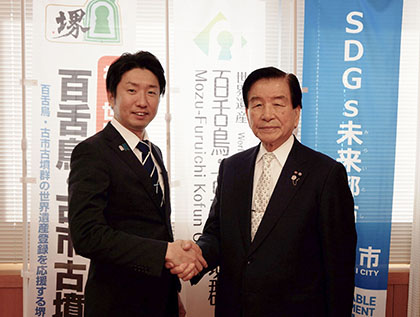 永藤英機堺市長（左）と加藤均日越堺友好協会理事長（右）