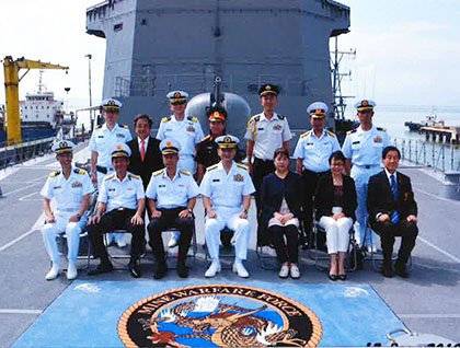 掃海母艦「ぶんご」・掃海艇「たかしま」がベトナム・ダナンに寄港した。海上幕僚長 山村浩海将（前列中央）と。（令和元年12月13日）
