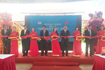 鑑賞用錦鯉の「日本・ビンディンニシキゴイセンター」が加藤理事長の橋渡しによりベトナムにオープンした。（令和元年10月21日・ビンディン省で）