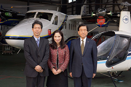 自社ヘリコプターの前で。（左から木田準一社長、西洞院満寿美代表取締役、加藤均氏）