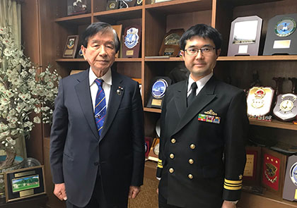 清水智宏隊長（右）と加藤均理事長（左）