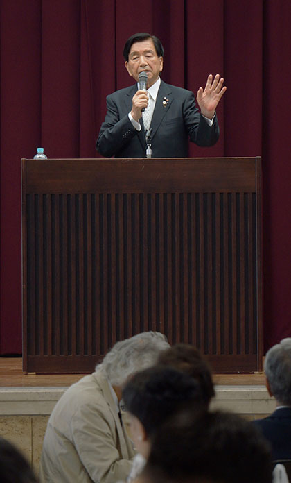 講演で「夢と希望」を語る加藤均会長