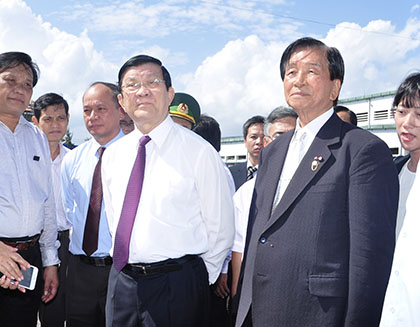 強い絆で結ばれるチュオン・タン・サン元国家主席（左）と加藤均理事長（右）（平成27年10月31日・ビンディン省で）