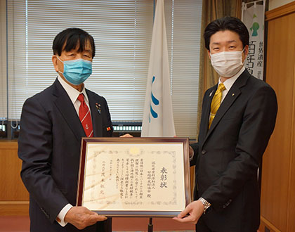 日越堺友好協会に外務省から贈られた表彰を永藤市長に報告。（令和２年12月16日）