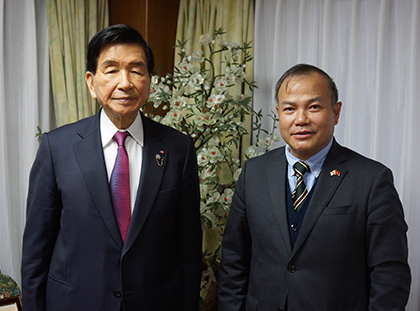ヴー・ホン・ナム特命全権大使（右）と加藤理事長
