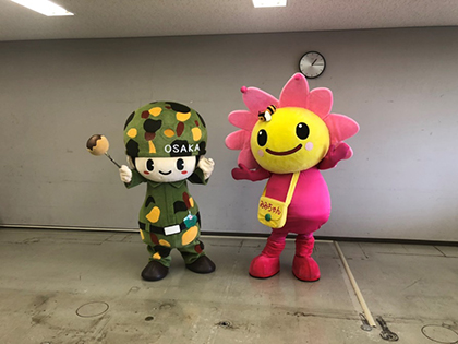 大阪地方協力本部のマスコット「まもるくん」（左）