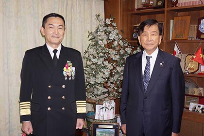第34代 海上幕僚長 山村 浩 海将（左）と加藤均会長