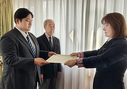 大阪府郷友会 平田和枝副会長（右）から表彰状を受ける辻翔太氏（左）