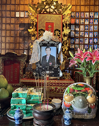 ベトナムで故 加藤均前理事長の花祭壇が祀られている