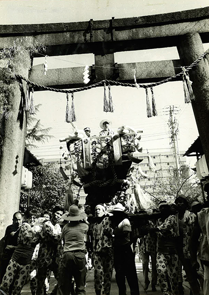 大寺さん西の大鳥居（石造り）での芦原濱大太鼓。
この時鳥居に神額はなかった。（昭和58年９月筆者撮影）