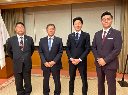 昨年11月、堺市・インド友好議員連盟の池尻秀樹会長、西川良平議員が永藤英機市長を表敬、活動報告を行った。（写真左より西川良平氏、池尻秀樹氏、永藤英機市長、堺国際交流協会 加藤敬大理事）