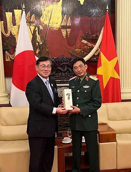 ベトナム国防省対外局のブ・タイン・ヴァン局長（右）と会談した加藤浩輔理事長（左）