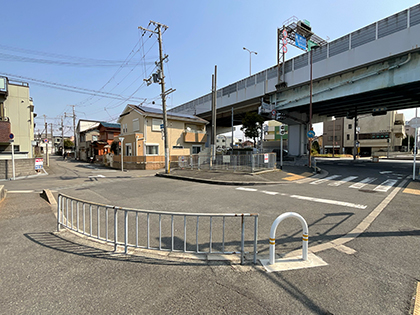 風景は全く変わった。左側には、土居川の幅広の南面がせきとめられ、右側には埋め立てられた土居川の上を阪神高速道路が走る。