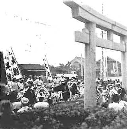 東から見た船待神社御旅所
昭和29年７月31日、23年ぶりに出島浜鯨祭りの一行が浜での出発式を終え、ここから住吉大社へ巡行した。