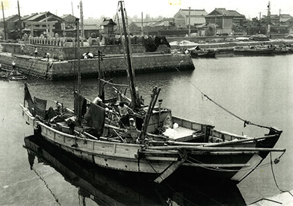 西から見た旧船待神社御旅所と漁船
（第２期出島漁港内）　昭和30年代前期