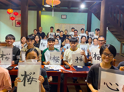 堺市書道連盟による「書道教室」参加者は書道の基本を学んだ
