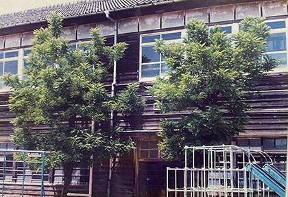 統合前の木造の湊小学校　西側より見る
昭和９年室戸台風により校舎が全壊し生徒・教員に死者が出たこともある。中にあった二宮金次郎像は統合された新湊小に移築。