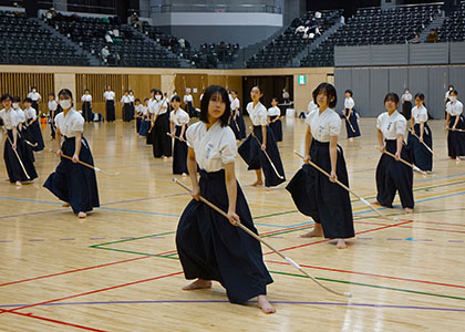 「八方振り」を行う参加者たち