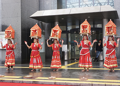 インドから来日したグジャラート州ガルバ舞踊団