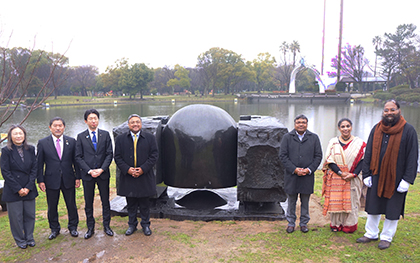 大仙公園に設置された彫刻作品の前で行われた贈呈式には、駐日インド共和国大使館 大使 シビ・ジョージ氏（左から４人目）、在大阪・神戸インド総領事館 総領事 ニキレーシュ・ギリ氏（右から３人目）、堺市長 永藤英機氏（左から３人目）らが出席した。