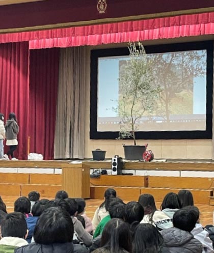 植樹式が行われた（新檜尾台小学校、３月３日）
